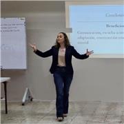 Profesora de español y temas de capital humano. Más de 15 años de experiencia enseñando.